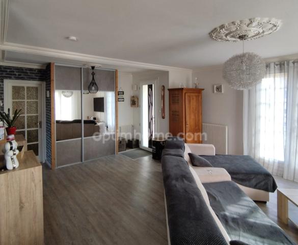 Touvre. Maison d'habitation 161 m² plain pied sur sous-sol semi enterré (studio) avec jardin