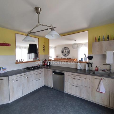 Touvre. Maison d'habitation 161 m² plain pied sur sous-sol semi enterré (studio) avec jardin