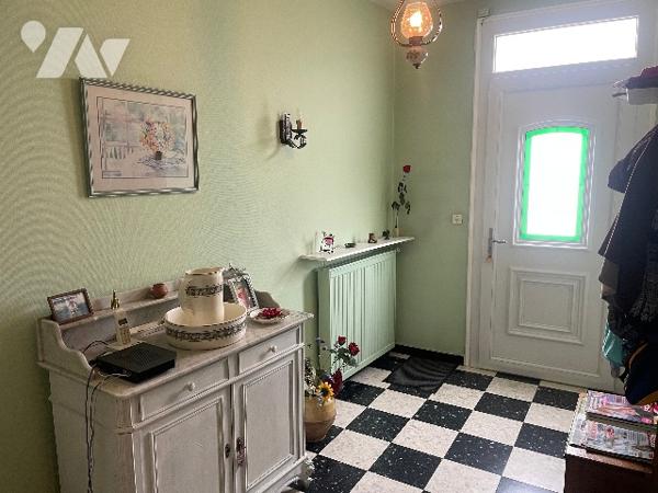 Maison de village avec grand garage et jardin.