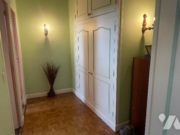 Maison de village avec grand garage et jardin.