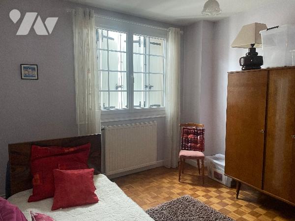 Maison de village avec grand garage et jardin.