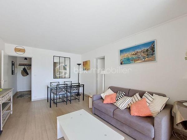 Situé dans le très recherché quartier de Portissol à Sanary-sur-Mer, découvrez ce charmant appartement de type 2 de 45,79 m²surface Carrez, au 1er et dernier étage d’une résidence sécurisée.

Ce bien lumineux se compose d’une entrée, d’un agréable séjour ouvrant sur une terrasse exposée plein Sud, d’une cuisine indépendante, d’une chambre confortable, d’une salle d’eau ainsi que d’un WC indépendant.

Les prestations comprennent également des menuiseries aluminium en double vitrage assurant confort et isolation.

Une cave et une place de parking privative complètent ce bien.
Garage dans la résidence  avec possibilité d’acquérir l’appartement sans le garage.

À proximité des plages et des commodités, cet appartement constitue une belle opportunité pour une résidence principale, secondaire ou un investissement locatif.

À visiter sans tarder !