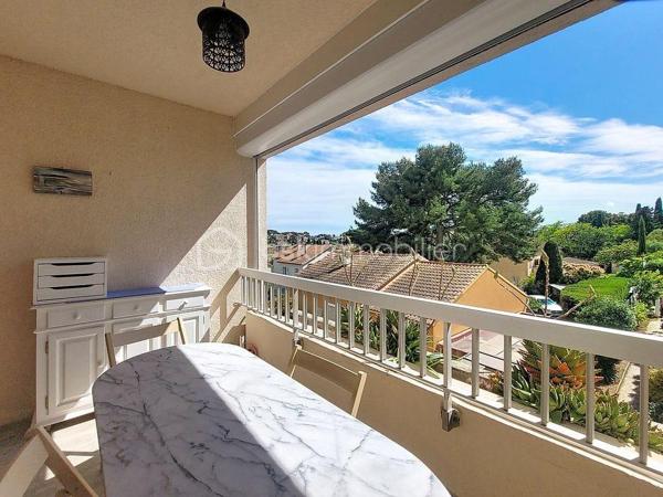 Situé dans le très recherché quartier de Portissol à Sanary-sur-Mer, découvrez ce charmant appartement de type 2 de 45,79 m²surface Carrez, au 1er et dernier étage d’une résidence sécurisée.

Ce bien lumineux se compose d’une entrée, d’un agréable séjour ouvrant sur une terrasse exposée plein Sud, d’une cuisine indépendante, d’une chambre confortable, d’une salle d’eau ainsi que d’un WC indépendant.

Les prestations comprennent également des menuiseries aluminium en double vitrage assurant confort et isolation.

Une cave et une place de parking privative complètent ce bien.
Garage dans la résidence  avec possibilité d’acquérir l’appartement sans le garage.

À proximité des plages et des commodités, cet appartement constitue une belle opportunité pour une résidence principale, secondaire ou un investissement locatif.

À visiter sans tarder !