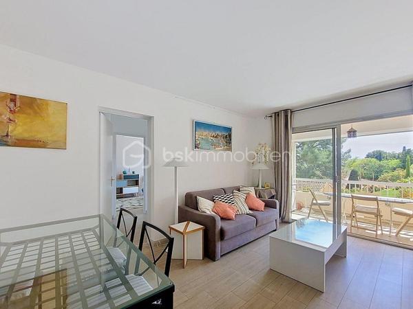Situé dans le très recherché quartier de Portissol à Sanary-sur-Mer, découvrez ce charmant appartement de type 2 de 45,79 m²surface Carrez, au 1er et dernier étage d’une résidence sécurisée.

Ce bien lumineux se compose d’une entrée, d’un agréable séjour ouvrant sur une terrasse exposée plein Sud, d’une cuisine indépendante, d’une chambre confortable, d’une salle d’eau ainsi que d’un WC indépendant.

Les prestations comprennent également des menuiseries aluminium en double vitrage assurant confort et isolation.

Une cave et une place de parking privative complètent ce bien.
Garage dans la résidence  avec possibilité d’acquérir l’appartement sans le garage.

À proximité des plages et des commodités, cet appartement constitue une belle opportunité pour une résidence principale, secondaire ou un investissement locatif.

À visiter sans tarder !