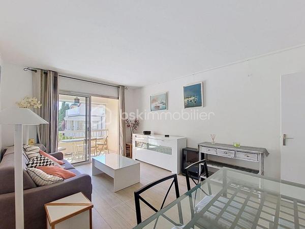 Situé dans le très recherché quartier de Portissol à Sanary-sur-Mer, découvrez ce charmant appartement de type 2 de 45,79 m²surface Carrez, au 1er et dernier étage d’une résidence sécurisée.

Ce bien lumineux se compose d’une entrée, d’un agréable séjour ouvrant sur une terrasse exposée plein Sud, d’une cuisine indépendante, d’une chambre confortable, d’une salle d’eau ainsi que d’un WC indépendant.

Les prestations comprennent également des menuiseries aluminium en double vitrage assurant confort et isolation.

Une cave et une place de parking privative complètent ce bien.
Garage dans la résidence  avec possibilité d’acquérir l’appartement sans le garage.

À proximité des plages et des commodités, cet appartement constitue une belle opportunité pour une résidence principale, secondaire ou un investissement locatif.

À visiter sans tarder !