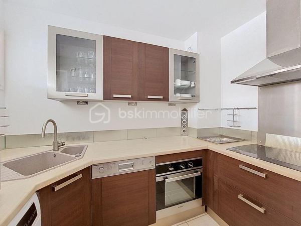 Situé dans le très recherché quartier de Portissol à Sanary-sur-Mer, découvrez ce charmant appartement de type 2 de 45,79 m²surface Carrez, au 1er et dernier étage d’une résidence sécurisée.

Ce bien lumineux se compose d’une entrée, d’un agréable séjour ouvrant sur une terrasse exposée plein Sud, d’une cuisine indépendante, d’une chambre confortable, d’une salle d’eau ainsi que d’un WC indépendant.

Les prestations comprennent également des menuiseries aluminium en double vitrage assurant confort et isolation.

Une cave et une place de parking privative complètent ce bien.
Garage dans la résidence  avec possibilité d’acquérir l’appartement sans le garage.

À proximité des plages et des commodités, cet appartement constitue une belle opportunité pour une résidence principale, secondaire ou un investissement locatif.

À visiter sans tarder !