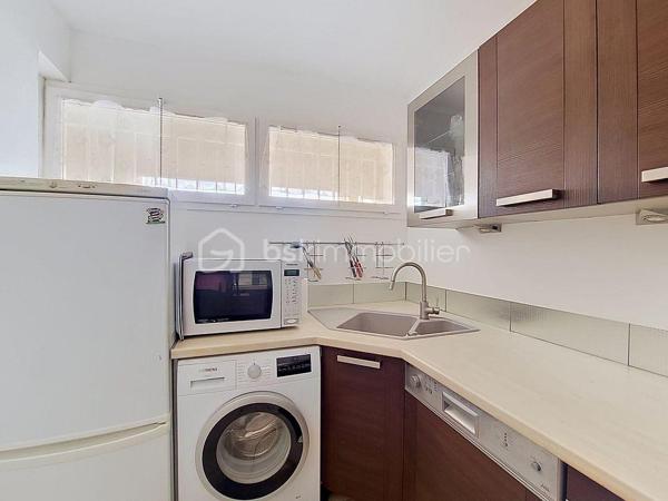 Situé dans le très recherché quartier de Portissol à Sanary-sur-Mer, découvrez ce charmant appartement de type 2 de 45,79 m²surface Carrez, au 1er et dernier étage d’une résidence sécurisée.

Ce bien lumineux se compose d’une entrée, d’un agréable séjour ouvrant sur une terrasse exposée plein Sud, d’une cuisine indépendante, d’une chambre confortable, d’une salle d’eau ainsi que d’un WC indépendant.

Les prestations comprennent également des menuiseries aluminium en double vitrage assurant confort et isolation.

Une cave et une place de parking privative complètent ce bien.
Garage dans la résidence  avec possibilité d’acquérir l’appartement sans le garage.

À proximité des plages et des commodités, cet appartement constitue une belle opportunité pour une résidence principale, secondaire ou un investissement locatif.

À visiter sans tarder !