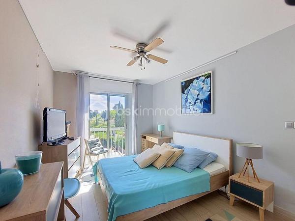 Situé dans le très recherché quartier de Portissol à Sanary-sur-Mer, découvrez ce charmant appartement de type 2 de 45,79 m²surface Carrez, au 1er et dernier étage d’une résidence sécurisée.

Ce bien lumineux se compose d’une entrée, d’un agréable séjour ouvrant sur une terrasse exposée plein Sud, d’une cuisine indépendante, d’une chambre confortable, d’une salle d’eau ainsi que d’un WC indépendant.

Les prestations comprennent également des menuiseries aluminium en double vitrage assurant confort et isolation.

Une cave et une place de parking privative complètent ce bien.
Garage dans la résidence  avec possibilité d’acquérir l’appartement sans le garage.

À proximité des plages et des commodités, cet appartement constitue une belle opportunité pour une résidence principale, secondaire ou un investissement locatif.

À visiter sans tarder !