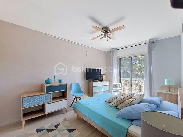 Situé dans le très recherché quartier de Portissol à Sanary-sur-Mer, découvrez ce charmant appartement de type 2 de 45,79 m²surface Carrez, au 1er et dernier étage d’une résidence sécurisée.

Ce bien lumineux se compose d’une entrée, d’un agréable séjour ouvrant sur une terrasse exposée plein Sud, d’une cuisine indépendante, d’une chambre confortable, d’une salle d’eau ainsi que d’un WC indépendant.

Les prestations comprennent également des menuiseries aluminium en double vitrage assurant confort et isolation.

Une cave et une place de parking privative complètent ce bien.
Garage dans la résidence  avec possibilité d’acquérir l’appartement sans le garage.

À proximité des plages et des commodités, cet appartement constitue une belle opportunité pour une résidence principale, secondaire ou un investissement locatif.

À visiter sans tarder !