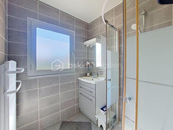 Situé dans le très recherché quartier de Portissol à Sanary-sur-Mer, découvrez ce charmant appartement de type 2 de 45,79 m²surface Carrez, au 1er et dernier étage d’une résidence sécurisée.

Ce bien lumineux se compose d’une entrée, d’un agréable séjour ouvrant sur une terrasse exposée plein Sud, d’une cuisine indépendante, d’une chambre confortable, d’une salle d’eau ainsi que d’un WC indépendant.

Les prestations comprennent également des menuiseries aluminium en double vitrage assurant confort et isolation.

Une cave et une place de parking privative complètent ce bien.
Garage dans la résidence  avec possibilité d’acquérir l’appartement sans le garage.

À proximité des plages et des commodités, cet appartement constitue une belle opportunité pour une résidence principale, secondaire ou un investissement locatif.

À visiter sans tarder !