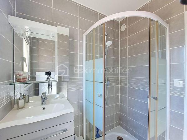 Situé dans le très recherché quartier de Portissol à Sanary-sur-Mer, découvrez ce charmant appartement de type 2 de 45,79 m²surface Carrez, au 1er et dernier étage d’une résidence sécurisée.

Ce bien lumineux se compose d’une entrée, d’un agréable séjour ouvrant sur une terrasse exposée plein Sud, d’une cuisine indépendante, d’une chambre confortable, d’une salle d’eau ainsi que d’un WC indépendant.

Les prestations comprennent également des menuiseries aluminium en double vitrage assurant confort et isolation.

Une cave et une place de parking privative complètent ce bien.
Garage dans la résidence  avec possibilité d’acquérir l’appartement sans le garage.

À proximité des plages et des commodités, cet appartement constitue une belle opportunité pour une résidence principale, secondaire ou un investissement locatif.

À visiter sans tarder !