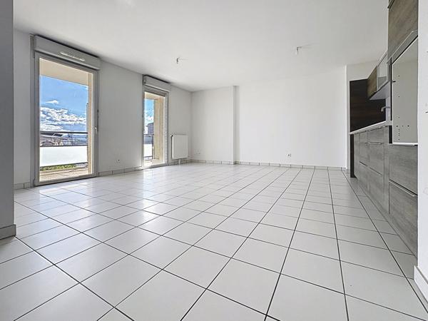 DERNIER ETAGE APPARTEMENT T3 LUMINEUX