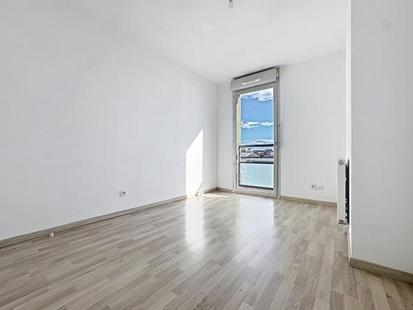 DERNIER ETAGE APPARTEMENT T3 LUMINEUX