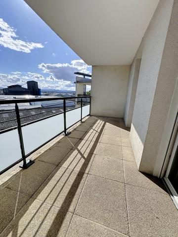 DERNIER ETAGE APPARTEMENT T3 LUMINEUX