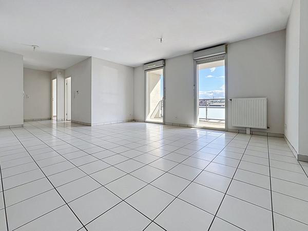 DERNIER ETAGE APPARTEMENT T3 LUMINEUX