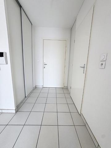 DERNIER ETAGE APPARTEMENT T3 LUMINEUX