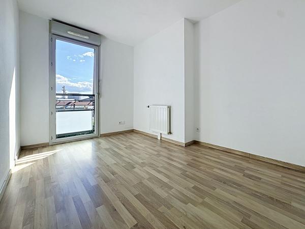 DERNIER ETAGE APPARTEMENT T3 LUMINEUX