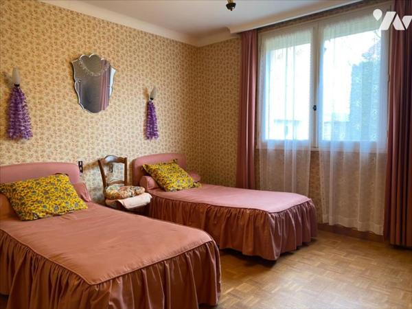 Maison de 120 m² avec double garage et vaste terrain.