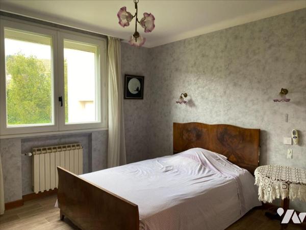 Maison de 120 m² avec double garage et vaste terrain.