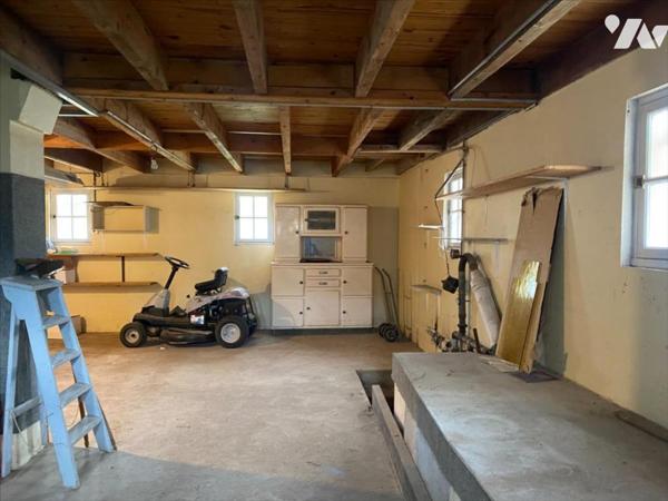 Maison de 120 m² avec double garage et vaste terrain.