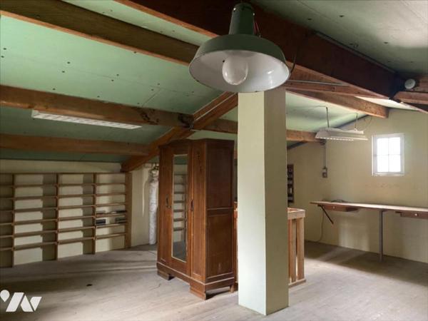 Maison de 120 m² avec double garage et vaste terrain.