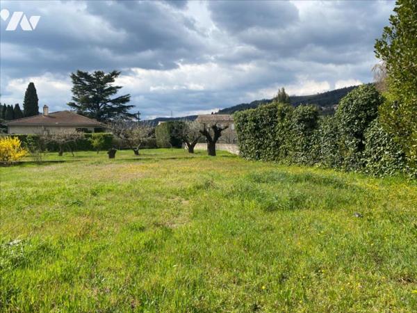 Maison de 120 m² avec double garage et vaste terrain.