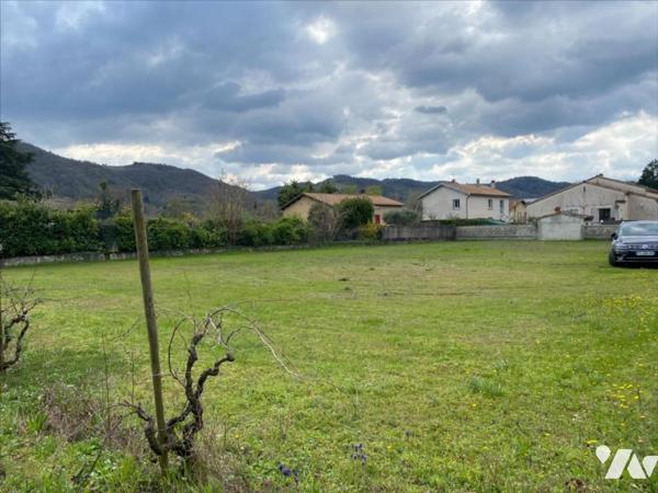 Maison de 120 m² avec double garage et vaste terrain.