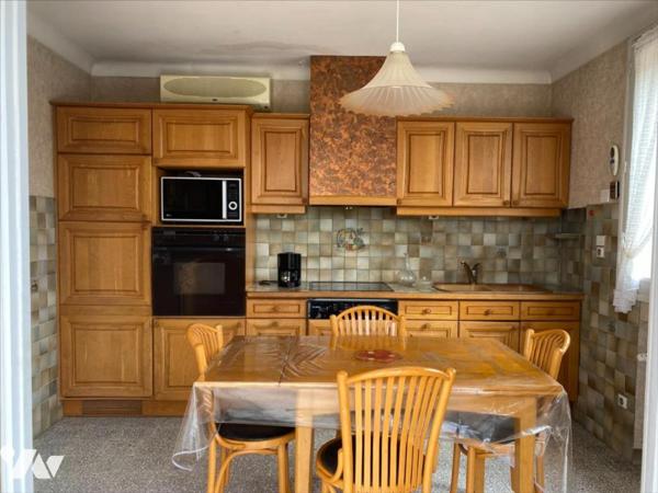 Maison de 120 m² avec double garage et vaste terrain.