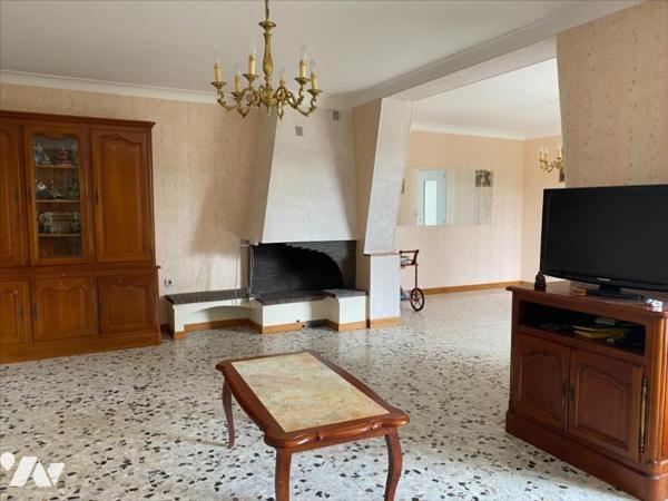 Maison de 120 m² avec double garage et vaste terrain.