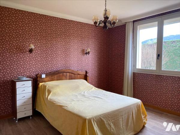 Maison de 120 m² avec double garage et vaste terrain.