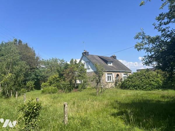 A 5 mn de VANNES,  TERRAIN CONSTRUCTIBLE d'environ 1600m2 avec Maison de caractère à rénover 