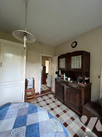 A 5 mn de VANNES,  TERRAIN CONSTRUCTIBLE d'environ 1600m2 avec Maison de caractère à rénover 