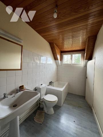 A 5 mn de VANNES,  TERRAIN CONSTRUCTIBLE d'environ 1600m2 avec Maison de caractère à rénover 