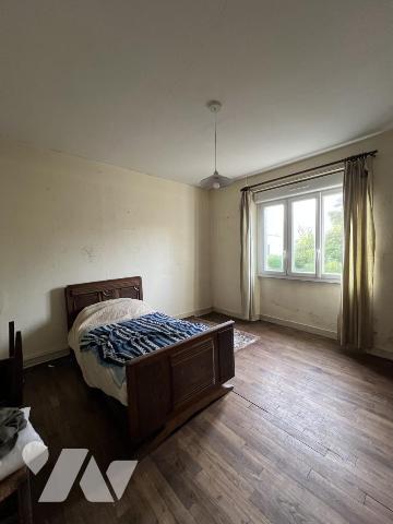 A 5 mn de VANNES,  TERRAIN CONSTRUCTIBLE d'environ 1600m2 avec Maison de caractère à rénover 