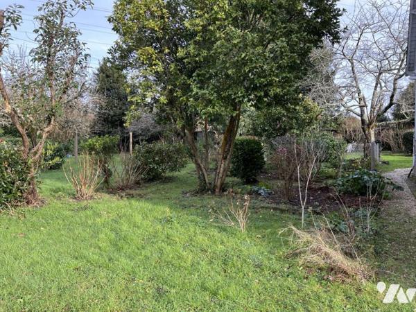 A 5 mn de VANNES,  TERRAIN CONSTRUCTIBLE d'environ 1600m2 avec Maison de caractère à rénover 