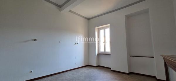 Ensemble immobilier à fort potentiel + dépendances + local commercial