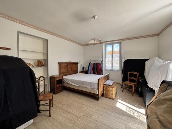 Maison
                                                                                                                                                                                                                                                                                                                        5 pièce(s)                                                                                                                                                                                                          4 chambre(s)                                                                                                                                                                                                          160  m²