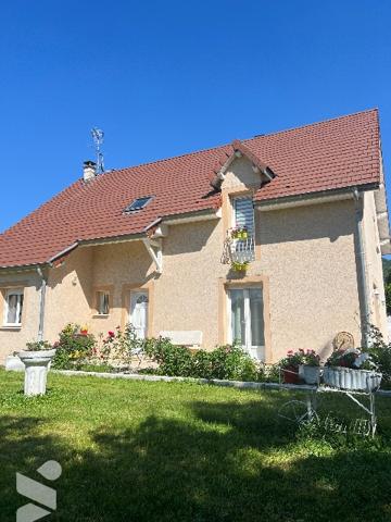 POLIGNY - Pavillon familial proche de la gare avec beau terrain arboré