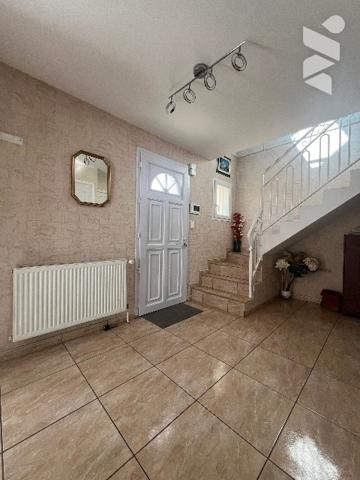 POLIGNY - Pavillon familial proche de la gare avec beau terrain arboré