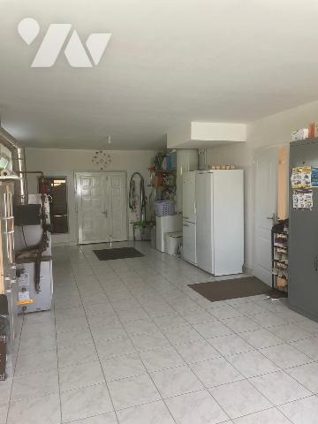POLIGNY - Pavillon familial proche de la gare avec beau terrain arboré