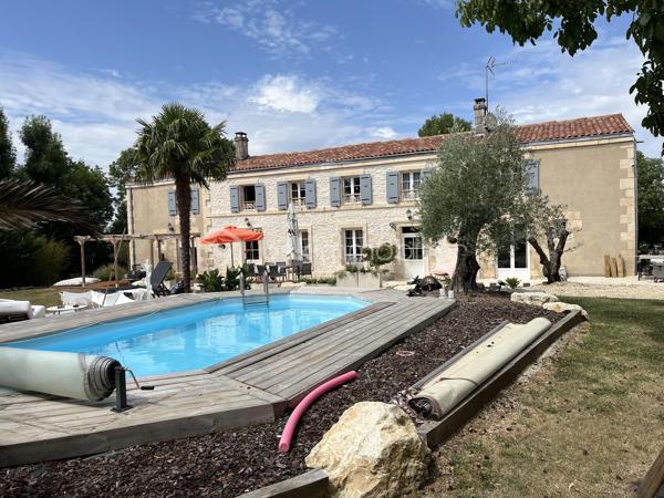 Niort Surimeau, magnifique maison de 350 m² habitable. Ce bien sur 2 niveaux, se compose au rdc d'une grande entrée desservant une buanderie avec wc, d'une lingerie et d'un garage fermé. Vous trouverez en enfilade un grand salon avec poêle à pellets et accès vers l'étage, une grande cuisine aménagée et équipée, une salle à manger et une chambre parentale avec dressing et salle de bains/douche, avec accès terrasse.
A l'étage, palier, 4 chambres dont 2 parentales, dégagement avec rangements et grande pièce loisirs.
La parcelle fait 3693 m² sans vis à vis et arborée. On y trouve une piscine semi enterrée, un bar d'été, 4 petites dépendances de rangement, un grand abri de jardin et un préau attenant à la maison de 200 m².
Toiture et isolation de 2025, portail électrique, terrasse carrelée avec petit salon marocain.
Bien unique sur Niort, à voir rapidement.