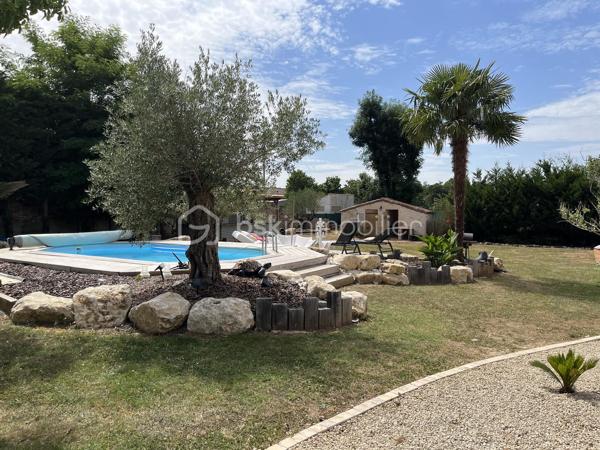 Niort Surimeau, magnifique maison de 350 m² habitable. Ce bien sur 2 niveaux, se compose au rdc d'une grande entrée desservant une buanderie avec wc, d'une lingerie et d'un garage fermé. Vous trouverez en enfilade un grand salon avec poêle à pellets et accès vers l'étage, une grande cuisine aménagée et équipée, une salle à manger et une chambre parentale avec dressing et salle de bains/douche, avec accès terrasse.
A l'étage, palier, 4 chambres dont 2 parentales, dégagement avec rangements et grande pièce loisirs.
La parcelle fait 3693 m² sans vis à vis et arborée. On y trouve une piscine semi enterrée, un bar d'été, 4 petites dépendances de rangement, un grand abri de jardin et un préau attenant à la maison de 200 m².
Toiture et isolation de 2025, portail électrique, terrasse carrelée avec petit salon marocain.
Bien unique sur Niort, à voir rapidement.