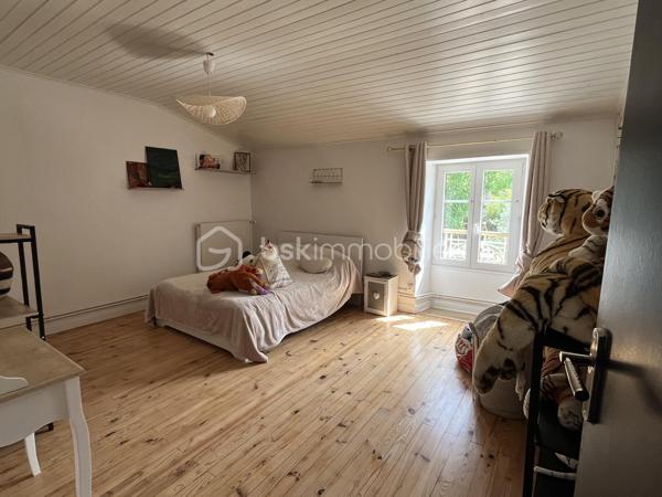 Niort Surimeau, magnifique maison de 350 m² habitable. Ce bien sur 2 niveaux, se compose au rdc d'une grande entrée desservant une buanderie avec wc, d'une lingerie et d'un garage fermé. Vous trouverez en enfilade un grand salon avec poêle à pellets et accès vers l'étage, une grande cuisine aménagée et équipée, une salle à manger et une chambre parentale avec dressing et salle de bains/douche, avec accès terrasse.
A l'étage, palier, 4 chambres dont 2 parentales, dégagement avec rangements et grande pièce loisirs.
La parcelle fait 3693 m² sans vis à vis et arborée. On y trouve une piscine semi enterrée, un bar d'été, 4 petites dépendances de rangement, un grand abri de jardin et un préau attenant à la maison de 200 m².
Toiture et isolation de 2025, portail électrique, terrasse carrelée avec petit salon marocain.
Bien unique sur Niort, à voir rapidement.