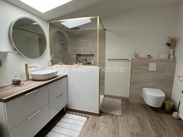 Niort Surimeau, magnifique maison de 350 m² habitable. Ce bien sur 2 niveaux, se compose au rdc d'une grande entrée desservant une buanderie avec wc, d'une lingerie et d'un garage fermé. Vous trouverez en enfilade un grand salon avec poêle à pellets et accès vers l'étage, une grande cuisine aménagée et équipée, une salle à manger et une chambre parentale avec dressing et salle de bains/douche, avec accès terrasse.
A l'étage, palier, 4 chambres dont 2 parentales, dégagement avec rangements et grande pièce loisirs.
La parcelle fait 3693 m² sans vis à vis et arborée. On y trouve une piscine semi enterrée, un bar d'été, 4 petites dépendances de rangement, un grand abri de jardin et un préau attenant à la maison de 200 m².
Toiture et isolation de 2025, portail électrique, terrasse carrelée avec petit salon marocain.
Bien unique sur Niort, à voir rapidement.