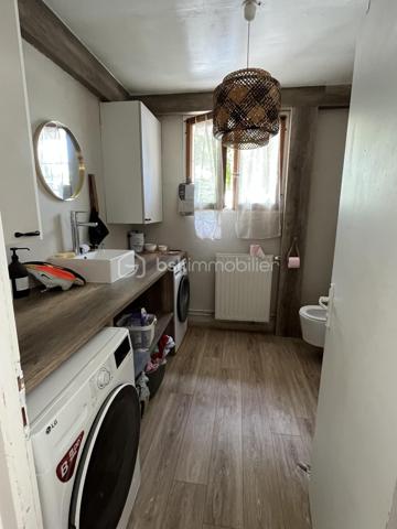 Niort Surimeau, magnifique maison de 350 m² habitable. Ce bien sur 2 niveaux, se compose au rdc d'une grande entrée desservant une buanderie avec wc, d'une lingerie et d'un garage fermé. Vous trouverez en enfilade un grand salon avec poêle à pellets et accès vers l'étage, une grande cuisine aménagée et équipée, une salle à manger et une chambre parentale avec dressing et salle de bains/douche, avec accès terrasse.
A l'étage, palier, 4 chambres dont 2 parentales, dégagement avec rangements et grande pièce loisirs.
La parcelle fait 3693 m² sans vis à vis et arborée. On y trouve une piscine semi enterrée, un bar d'été, 4 petites dépendances de rangement, un grand abri de jardin et un préau attenant à la maison de 200 m².
Toiture et isolation de 2025, portail électrique, terrasse carrelée avec petit salon marocain.
Bien unique sur Niort, à voir rapidement.