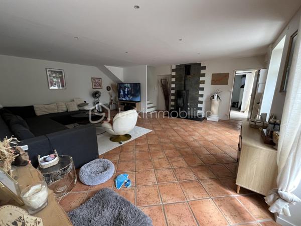 Niort Surimeau, magnifique maison de 350 m² habitable. Ce bien sur 2 niveaux, se compose au rdc d'une grande entrée desservant une buanderie avec wc, d'une lingerie et d'un garage fermé. Vous trouverez en enfilade un grand salon avec poêle à pellets et accès vers l'étage, une grande cuisine aménagée et équipée, une salle à manger et une chambre parentale avec dressing et salle de bains/douche, avec accès terrasse.
A l'étage, palier, 4 chambres dont 2 parentales, dégagement avec rangements et grande pièce loisirs.
La parcelle fait 3693 m² sans vis à vis et arborée. On y trouve une piscine semi enterrée, un bar d'été, 4 petites dépendances de rangement, un grand abri de jardin et un préau attenant à la maison de 200 m².
Toiture et isolation de 2025, portail électrique, terrasse carrelée avec petit salon marocain.
Bien unique sur Niort, à voir rapidement.
