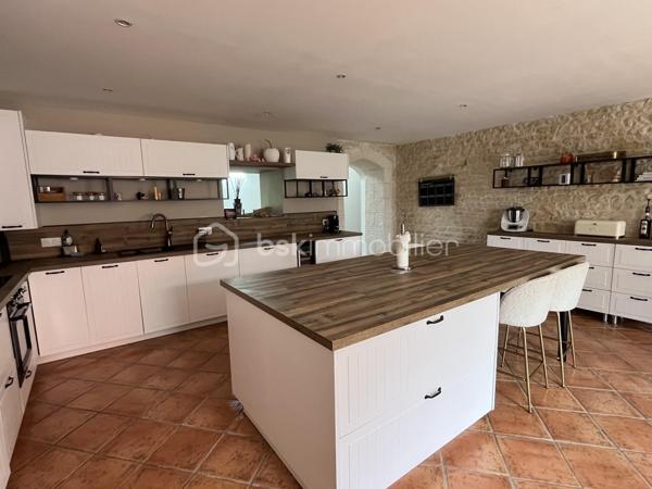 Niort Surimeau, magnifique maison de 350 m² habitable. Ce bien sur 2 niveaux, se compose au rdc d'une grande entrée desservant une buanderie avec wc, d'une lingerie et d'un garage fermé. Vous trouverez en enfilade un grand salon avec poêle à pellets et accès vers l'étage, une grande cuisine aménagée et équipée, une salle à manger et une chambre parentale avec dressing et salle de bains/douche, avec accès terrasse.
A l'étage, palier, 4 chambres dont 2 parentales, dégagement avec rangements et grande pièce loisirs.
La parcelle fait 3693 m² sans vis à vis et arborée. On y trouve une piscine semi enterrée, un bar d'été, 4 petites dépendances de rangement, un grand abri de jardin et un préau attenant à la maison de 200 m².
Toiture et isolation de 2025, portail électrique, terrasse carrelée avec petit salon marocain.
Bien unique sur Niort, à voir rapidement.