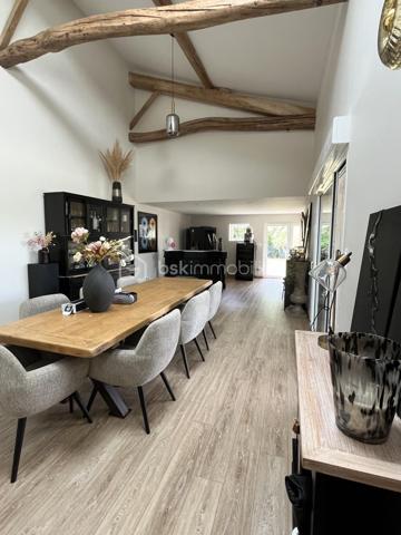 Niort Surimeau, magnifique maison de 350 m² habitable. Ce bien sur 2 niveaux, se compose au rdc d'une grande entrée desservant une buanderie avec wc, d'une lingerie et d'un garage fermé. Vous trouverez en enfilade un grand salon avec poêle à pellets et accès vers l'étage, une grande cuisine aménagée et équipée, une salle à manger et une chambre parentale avec dressing et salle de bains/douche, avec accès terrasse.
A l'étage, palier, 4 chambres dont 2 parentales, dégagement avec rangements et grande pièce loisirs.
La parcelle fait 3693 m² sans vis à vis et arborée. On y trouve une piscine semi enterrée, un bar d'été, 4 petites dépendances de rangement, un grand abri de jardin et un préau attenant à la maison de 200 m².
Toiture et isolation de 2025, portail électrique, terrasse carrelée avec petit salon marocain.
Bien unique sur Niort, à voir rapidement.