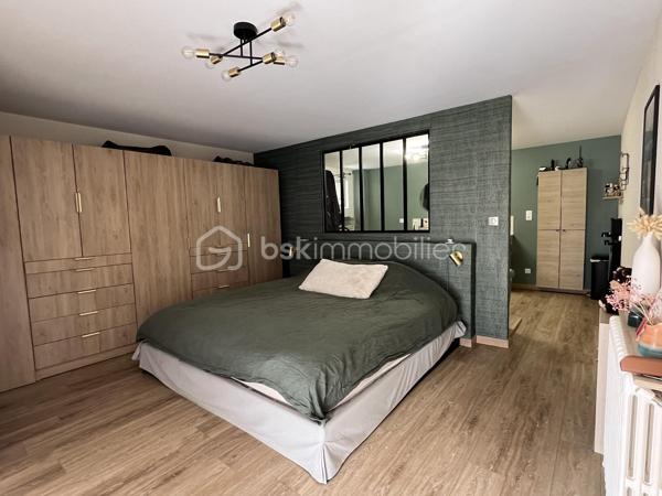 Niort Surimeau, magnifique maison de 350 m² habitable. Ce bien sur 2 niveaux, se compose au rdc d'une grande entrée desservant une buanderie avec wc, d'une lingerie et d'un garage fermé. Vous trouverez en enfilade un grand salon avec poêle à pellets et accès vers l'étage, une grande cuisine aménagée et équipée, une salle à manger et une chambre parentale avec dressing et salle de bains/douche, avec accès terrasse.
A l'étage, palier, 4 chambres dont 2 parentales, dégagement avec rangements et grande pièce loisirs.
La parcelle fait 3693 m² sans vis à vis et arborée. On y trouve une piscine semi enterrée, un bar d'été, 4 petites dépendances de rangement, un grand abri de jardin et un préau attenant à la maison de 200 m².
Toiture et isolation de 2025, portail électrique, terrasse carrelée avec petit salon marocain.
Bien unique sur Niort, à voir rapidement.