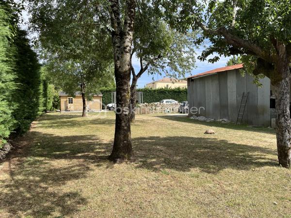 Niort Surimeau, magnifique maison de 350 m² habitable. Ce bien sur 2 niveaux, se compose au rdc d'une grande entrée desservant une buanderie avec wc, d'une lingerie et d'un garage fermé. Vous trouverez en enfilade un grand salon avec poêle à pellets et accès vers l'étage, une grande cuisine aménagée et équipée, une salle à manger et une chambre parentale avec dressing et salle de bains/douche, avec accès terrasse.
A l'étage, palier, 4 chambres dont 2 parentales, dégagement avec rangements et grande pièce loisirs.
La parcelle fait 3693 m² sans vis à vis et arborée. On y trouve une piscine semi enterrée, un bar d'été, 4 petites dépendances de rangement, un grand abri de jardin et un préau attenant à la maison de 200 m².
Toiture et isolation de 2025, portail électrique, terrasse carrelée avec petit salon marocain.
Bien unique sur Niort, à voir rapidement.